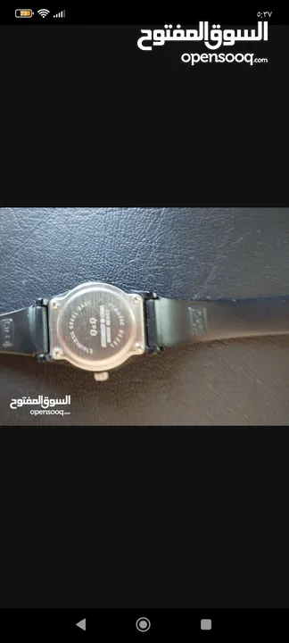 ساعة نسائية كوارتز أصلية سوداء من الخارج و بيضاء من الداخل بحجم S عقارب ضد الماء 100%