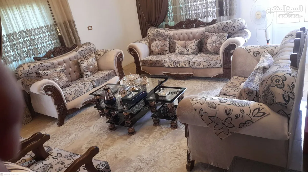طقم كنب تسع مقاعد مع طاولة وسط استخدام بسيط