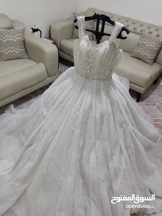 بدلة عاروس ابيض نظيف
