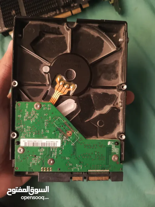 ssd 240g kingston شبه جديد مش مستعمل  غير يومين+ هارديسك و كم قطعه