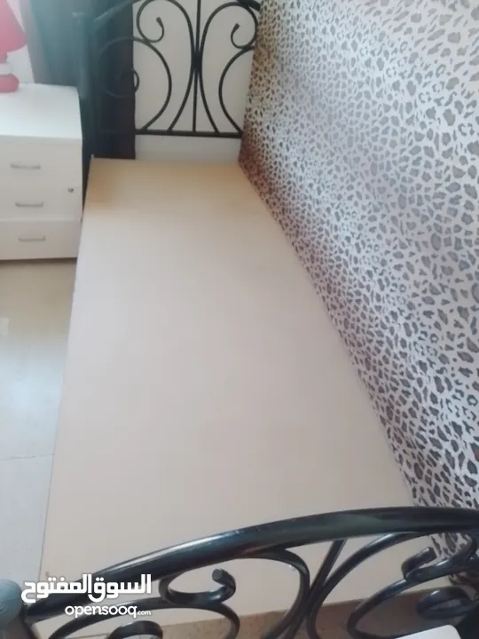 تخت حديد تقيل جدا تفصيل ومعه خشبه تفصيل