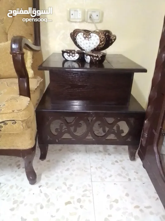 طقم طاولات الطاوله الكبيره بحاجه لغراء بس كما واضح بالصوره