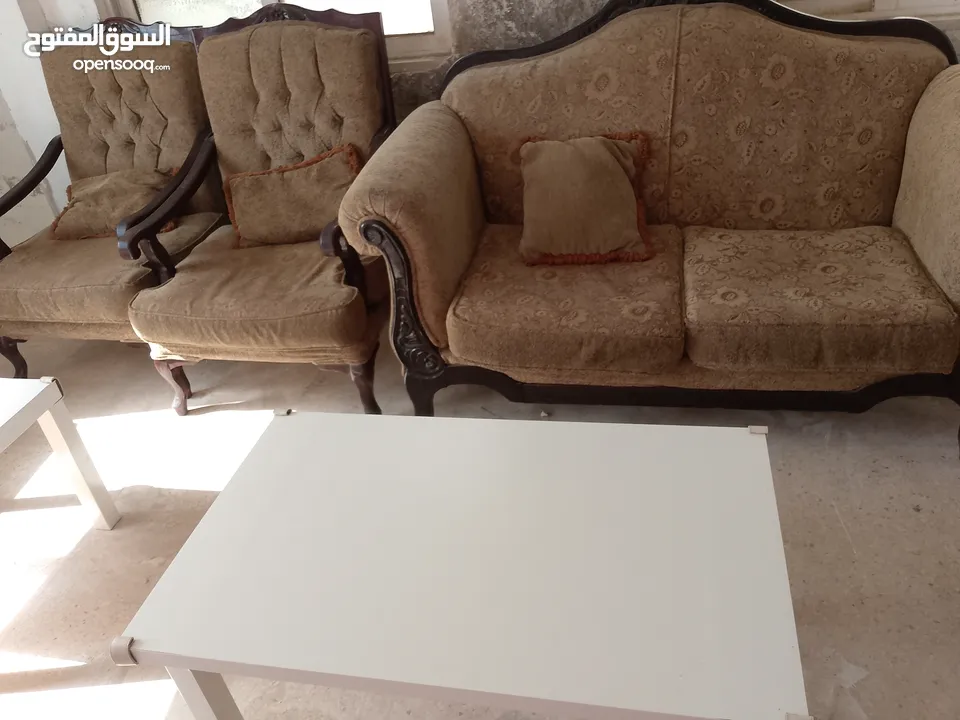 طقم كنبايات مستعمل للبيع مع طاولة بيضاء كبير و صغيرة عدد 2