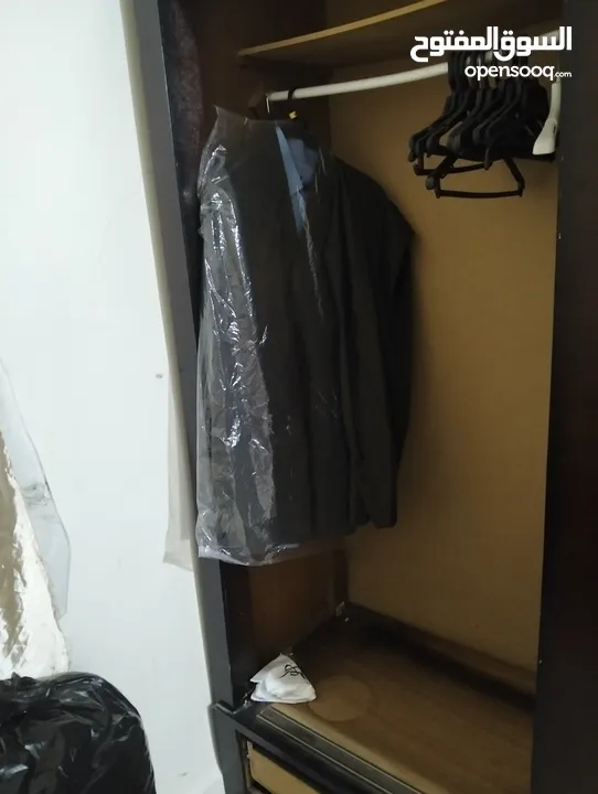 خزانة بنية مع كومودينة وشماعة