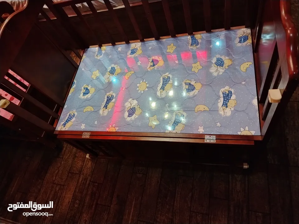 تخت بيبي عدد 2 ازرق و زهري اندونيسي مع الهزاز للتواصل