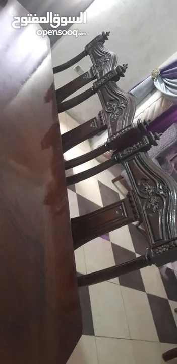 كنب وغرفة سفرة مع سجاد ومكنسة كهرباء  للبيع بداعي السفر