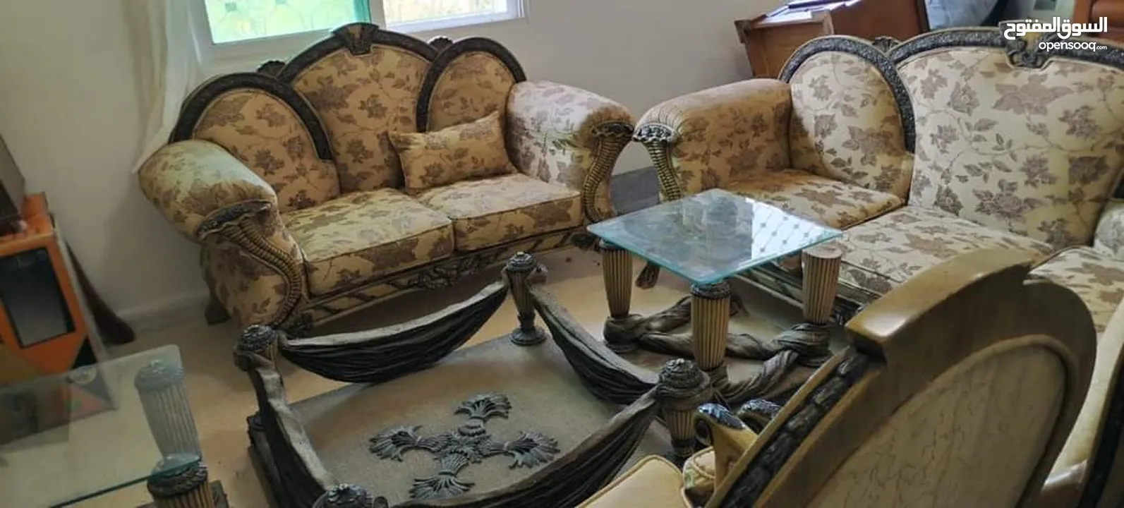 كنب مع طاولات بحالة ممتازة