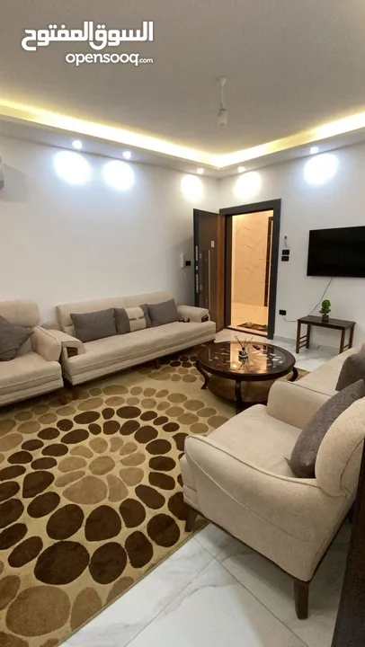 شقه مفروشه خمس نجوم طابق ارضي مع ترس بلقرب لجميع الخدمات صيداليه سوبر ماركت جيم مقهي حديقه موقع مميز