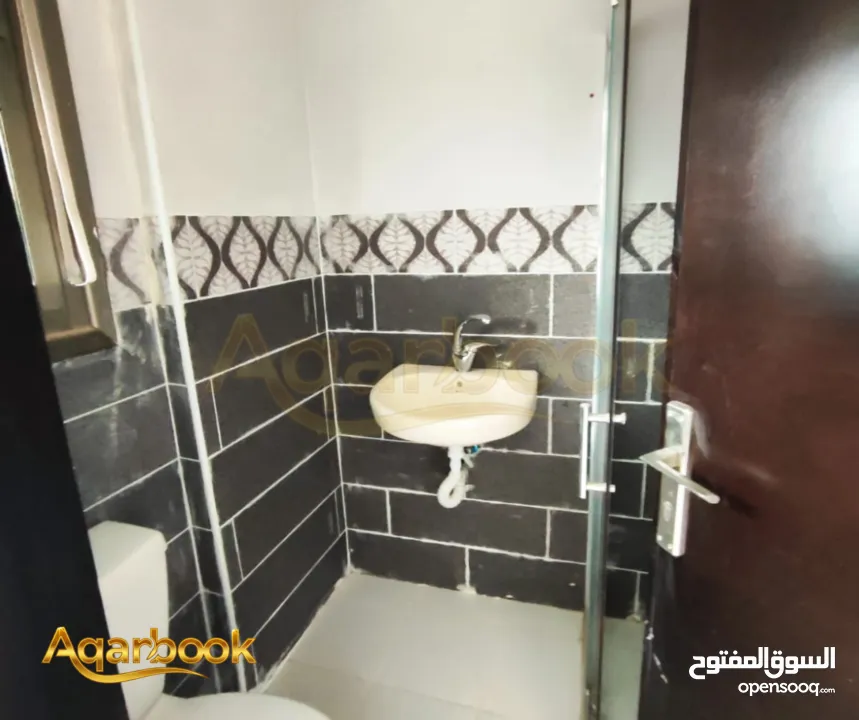 شقة مميزة للبيع في عين منجد شارع حنا نقارة – قرب مدرسة بال إنترناشونال