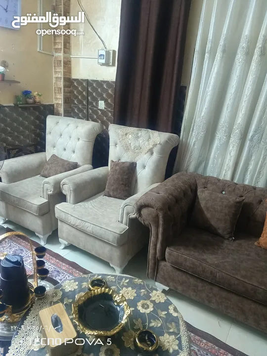 طقم كنب بني وبيج مخمل – حالة ممتازة واستعمال خفيف