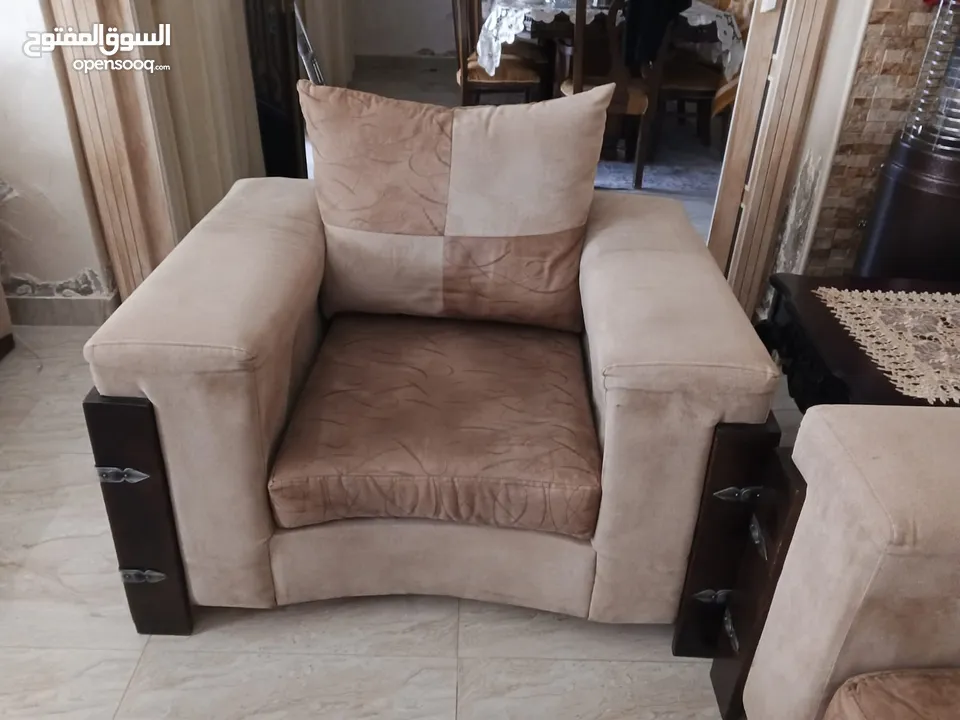 غرفة جلوس وغرفة ضيوف بحالة ممتازه