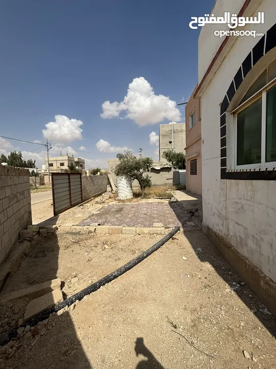 بيت طابقين للبيع في الحي الغربي  طابق ارضي بناء من 10الى 16 سنة  طابق اول بناء قبل 3شهور فقط