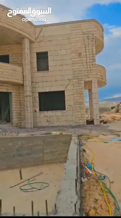 فيلا مكونة من طابقين مع بركة مع قطعة أرض للبيع