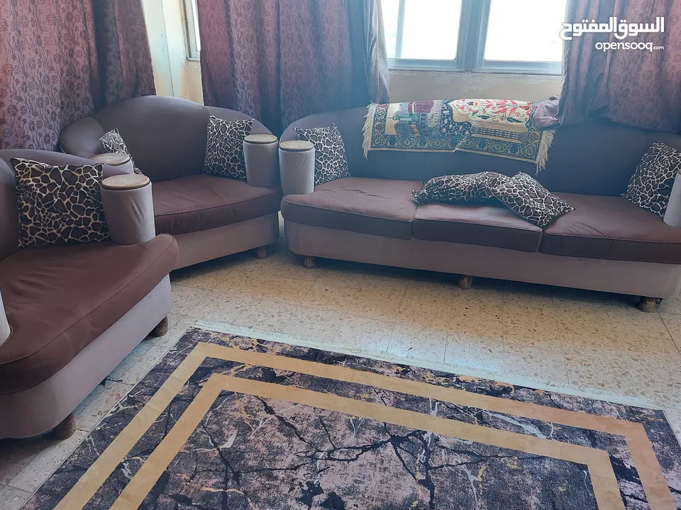 طقم كنب خشب ممتاز لا يوجد فيه كنبه تعبانه