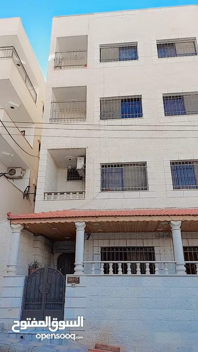 بناية مكونة من اربع طوابق /الزرقاء جبل طارق