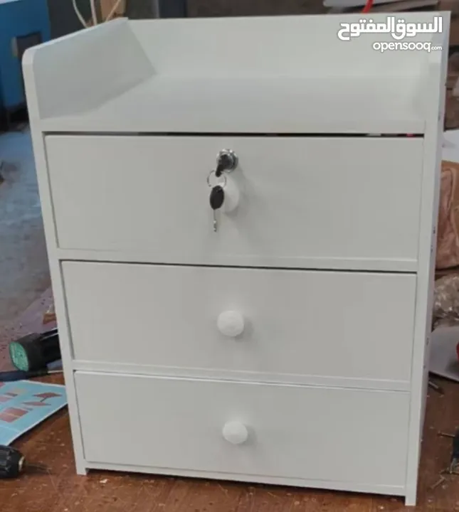 كامودينة خشبي مع قفل