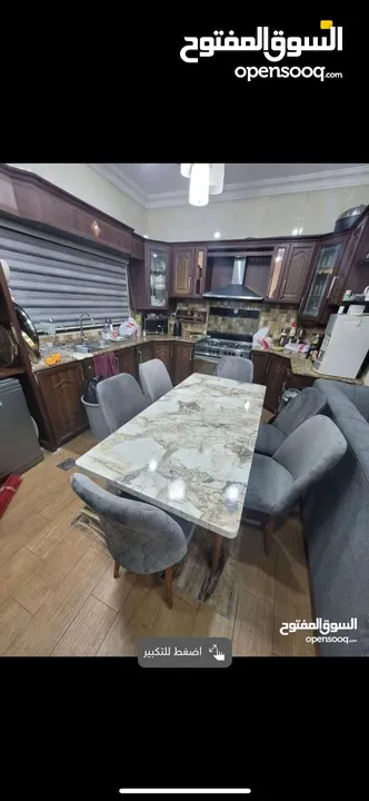 طاولة طعام فاخرة بتصميم عصري وأنيق