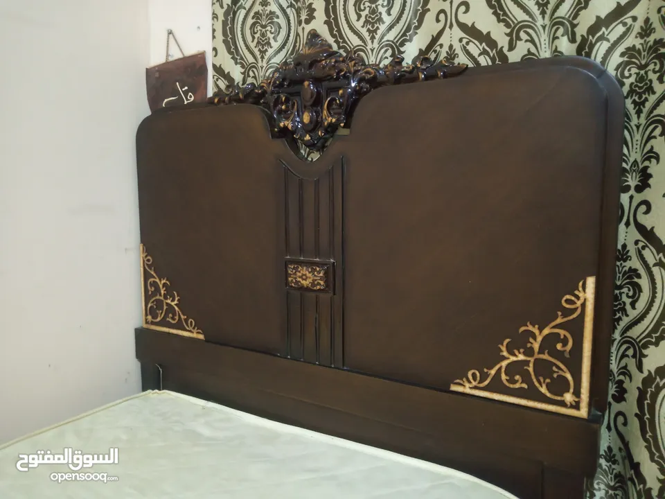 غرفة نوم شبابية تختين مفرد ونص مع فرشاتهم وخزانة خشب لاتيه بحالة ممتازة للبيع بسعر 120عمان