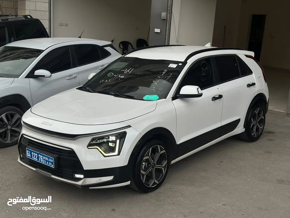 كيا نيرو لون ابيض