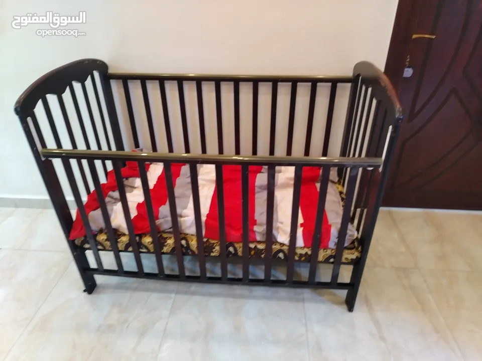 سرير أطفال لون عسلي غامق كلاسيكي