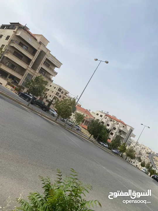 لمن يرغب بالسكن أو الاستثمار شقة مع روف فاخرة تشطيب ديلوكس في اجمل مناطق الجبيهة للبيع بسعر مميز