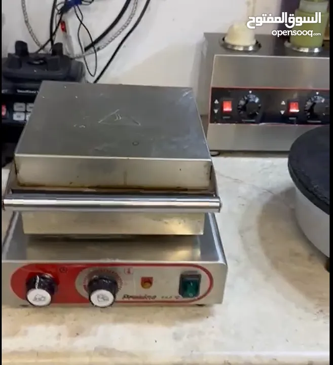 عدة محل كوكتيل كاملة مع طاولات وكراسي للبيع