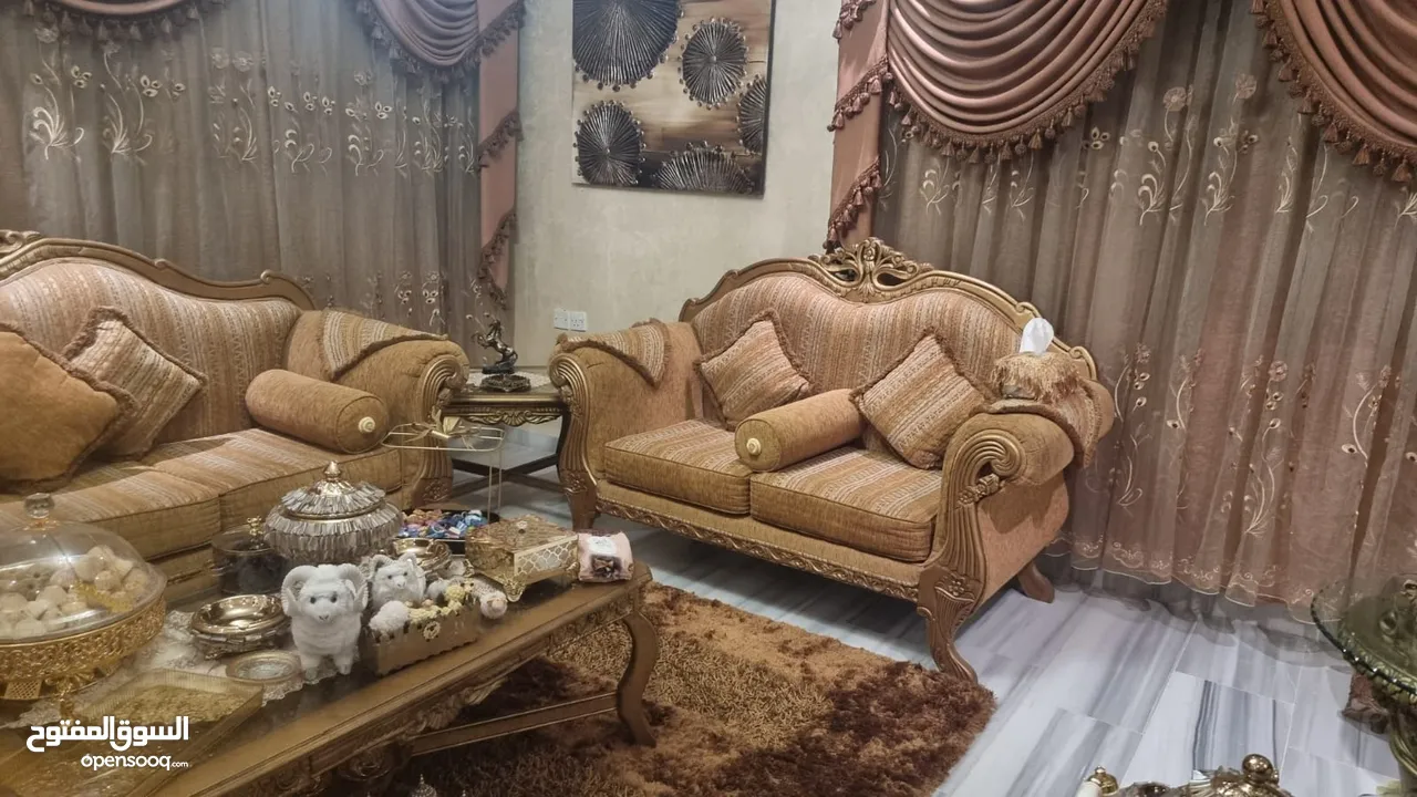 طقم كنب وطقم طاولات وسط وطقم طاولات سيرفس و برادي للبيع بسعر مغري جميع الاثاث تفصيل لا يوجد اي كسر