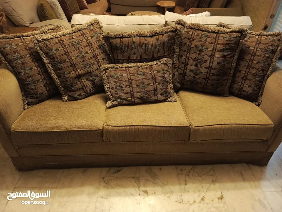 طقمين كنب ايطالي من محلات ميزو 6مقاعد ثلاثيه وثنائيه ومفردة واحده وكنب امريكي ثلاثيه وثنائيه للبيع