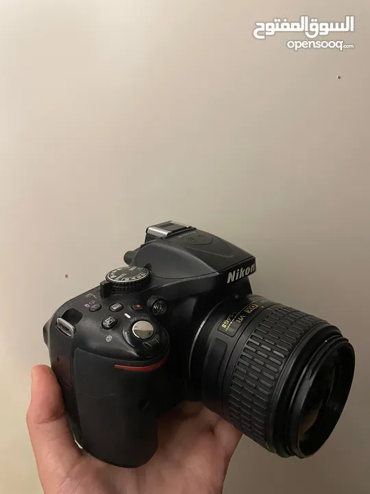 كاميرا نيكون D5200 مع عدستها بحالة ممتازة