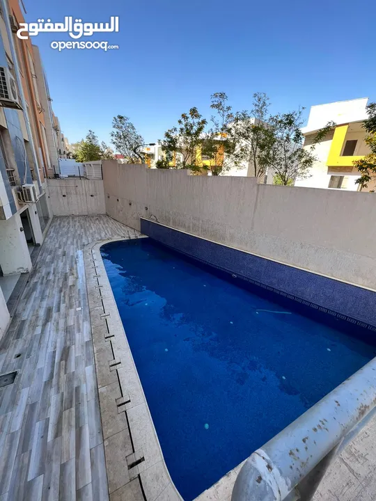 شقة  نص تشطيب مساحتها 88 متر مربع    2 نوم  2 حمام   موجودة في كمبوند easy life