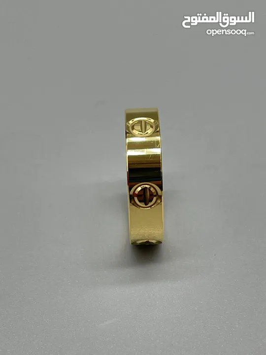 سوار ذهبي فاخر بتصميم أنيق ومميز