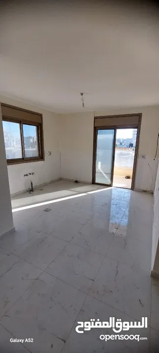 شقة للبيع بسطح مرحبا بالقرب من شركة ترست للتأمين وشارع القدس