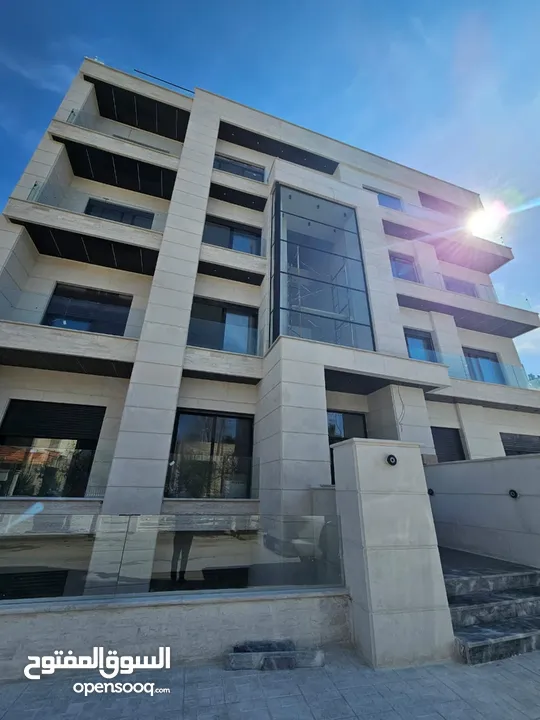 ارضية استثمارية 100متر مع ترس مقسمة الى استديو عدد 2 في ضاحية الرشيد  خلف الجامعة الاردنية
