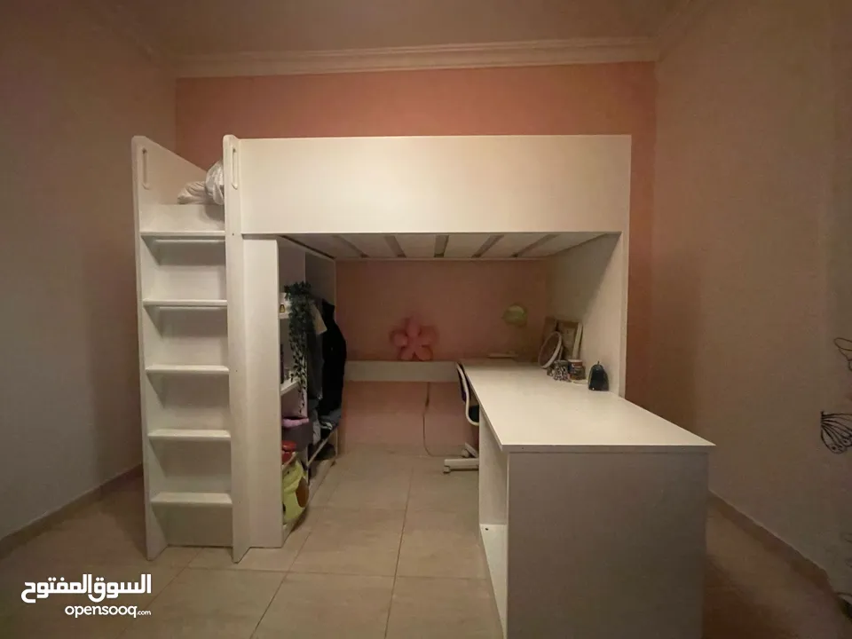 غرفة كاملة ايكيا مكونة من سرير طابقين و خزانة ملابس ووحدة ارفف ومكتبة بحالة الجديد استعمال خفيف جدا