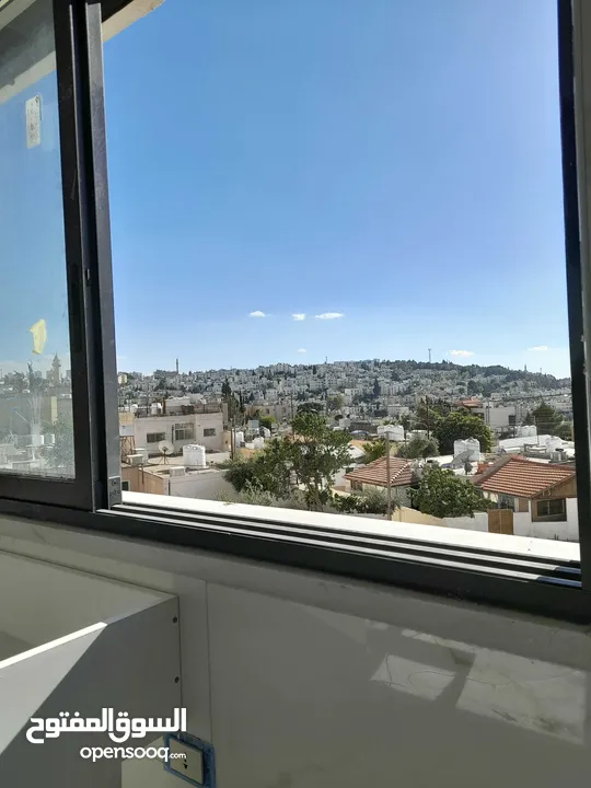 شقه تشطيب جديد2نوم مع ماستر2حمام صاله صالون مطبخ بلكون موقع مميز/يوجداسكان يتوفر به شقق أخرى للايجار