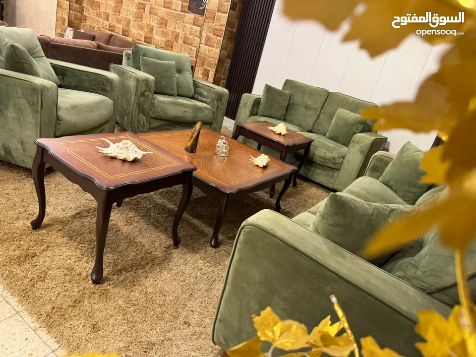 طقم كنب modern كوالتي عالي جداً  بالإضافة إلى (طقم طاولات 3 قطع) خشب زان  خشب سويد صلد  ، أسف