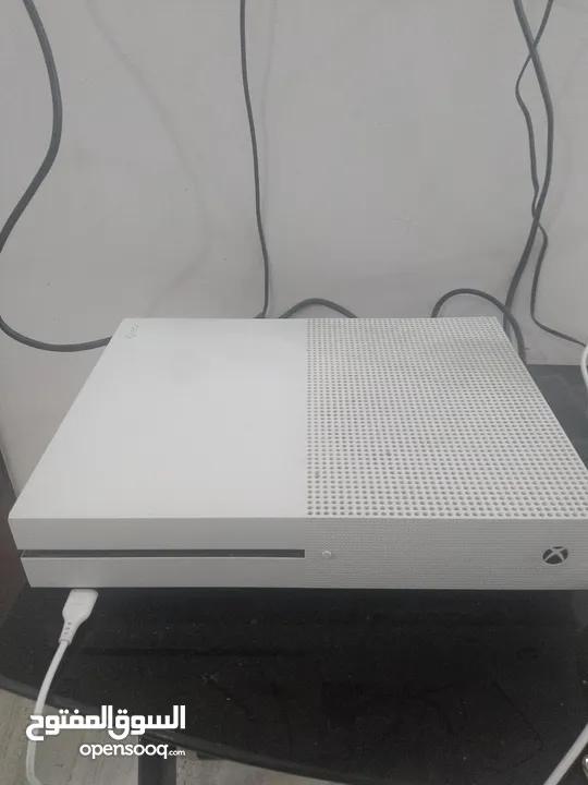 Xbox one s بدون ايدين مع حساب red dead و fc24 و بطارية يد اكس بوكس ون اس ومع قاعدة لشحن البطارية