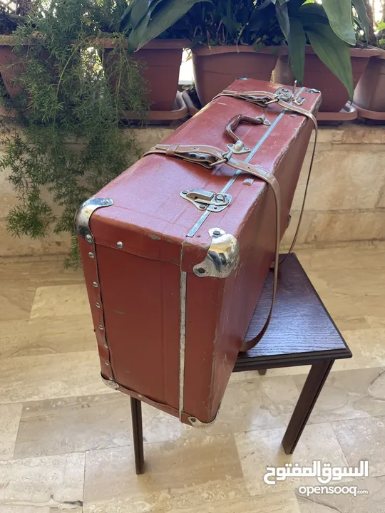 شنط سفر وحقائب قديمة ونادرة.