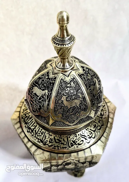 إناء نحاسي مزود بقاعدة، محفور يدويًا Hand carved brass vessel with base