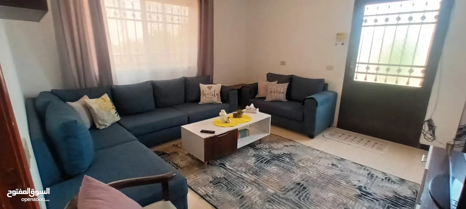 كنب كورنر مع طاولة نص مع طاولة شاشة كلهم طقم كامل