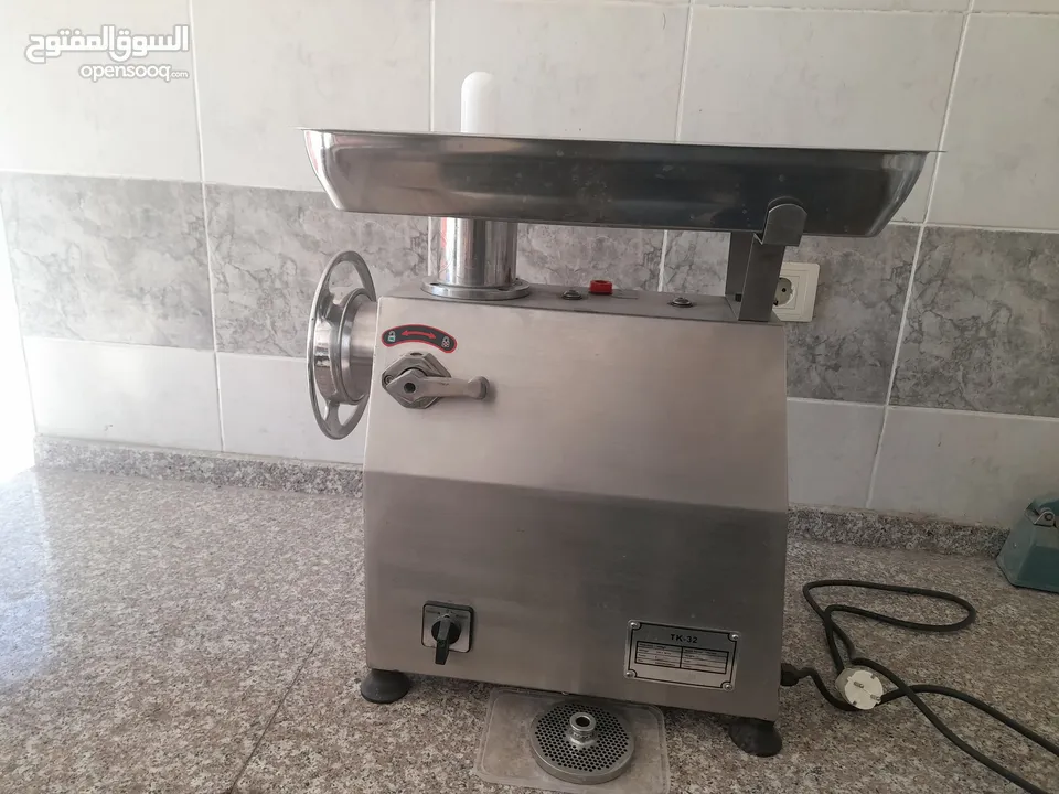 ماكنة فرم لحمة وكفتة بحالة ممتازة  للبيع