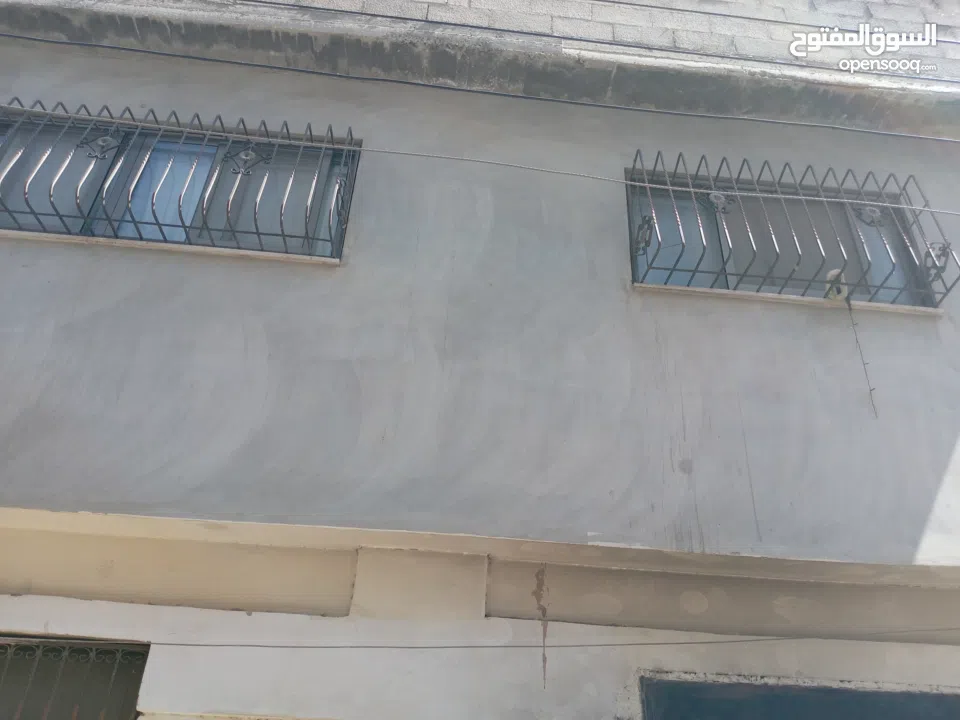 بيع منزل مكون من طابقين في مخيم عسكر القديم شارع العياده كل طابق مكون من 3 غرف وحمام وصالون
