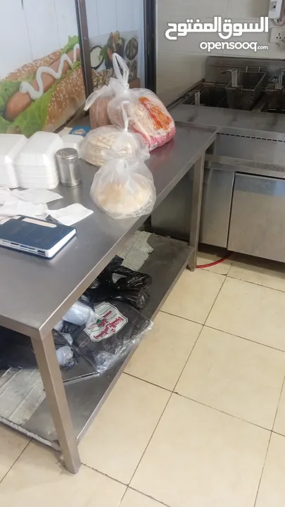 مطعم حمص وفلافل اسناكات للبيع في السلط