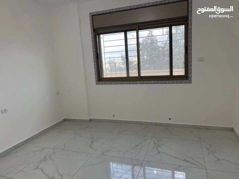 شقه للبيع قرب شا ع ركب والكلية الاهليه مساحه 110م مع حديقه 100م