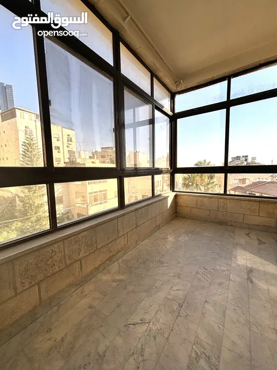 شقة الأحلام في أم أذينة الغربية – خصوصية، إطلالات، وأناقة بلا حدود
