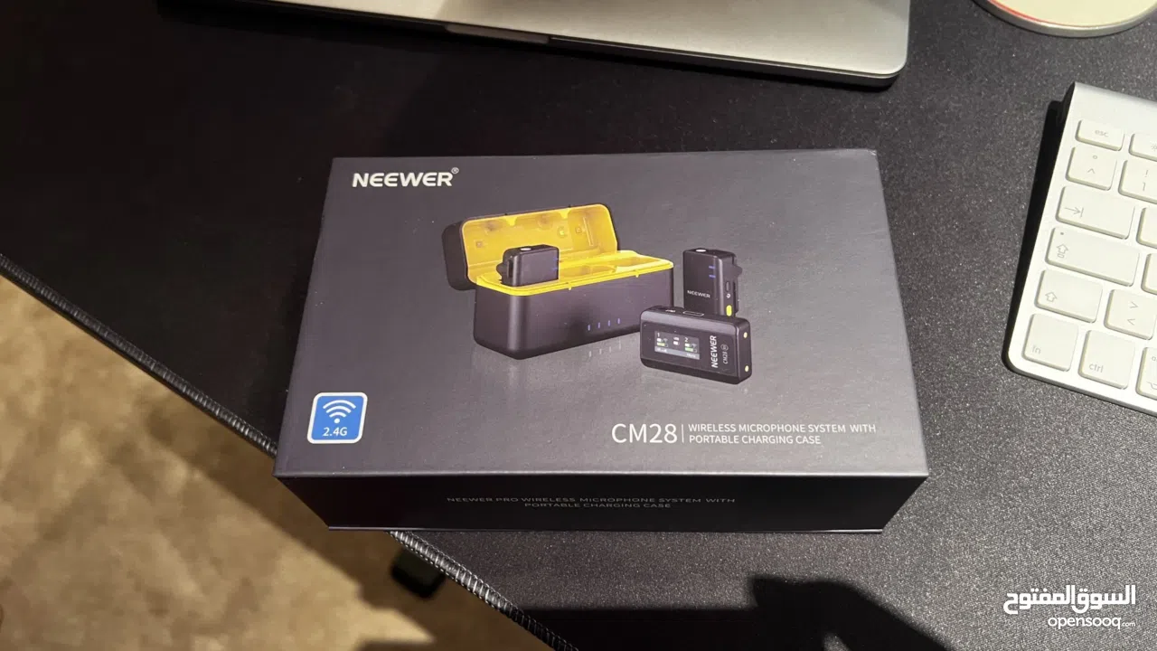 The brand is NEEWER and the model is CM28 Microphone