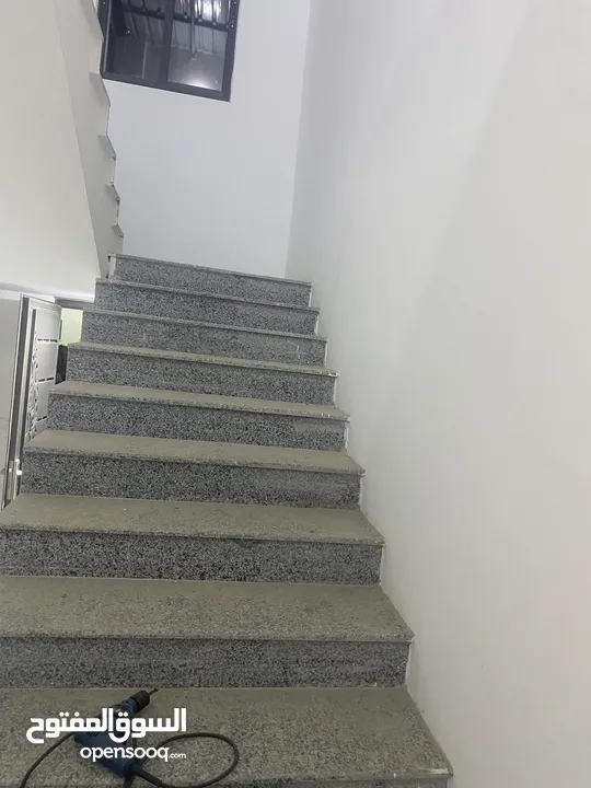 بيت للبيع يحوي على شقتين كل شقه لها سطحها الخاص بقوشان منفصل