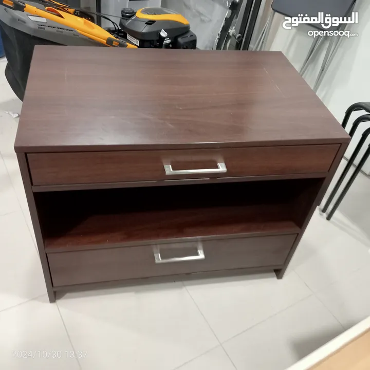 I want to sell this  and drawer table for 30 dinars. Please only serious buyers contact me plea