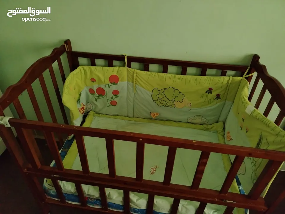 للبيع سرير بيبي بحالة ممتازة -
