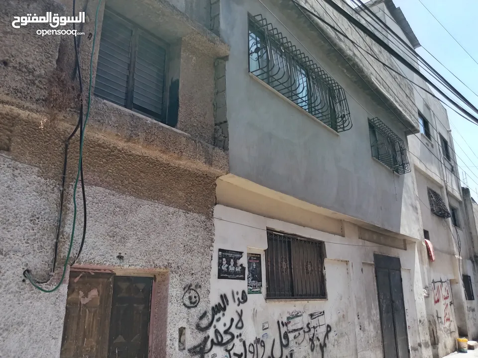 منزل مستقل مكون من طابقين مع سطح  في مخيم عسكر القديم  شارع العياده